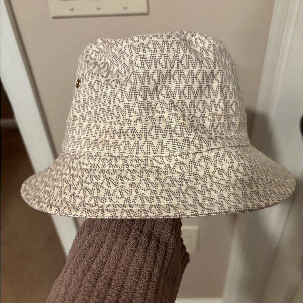 Michael Kors Bucket Hat - Picture 4 of 6